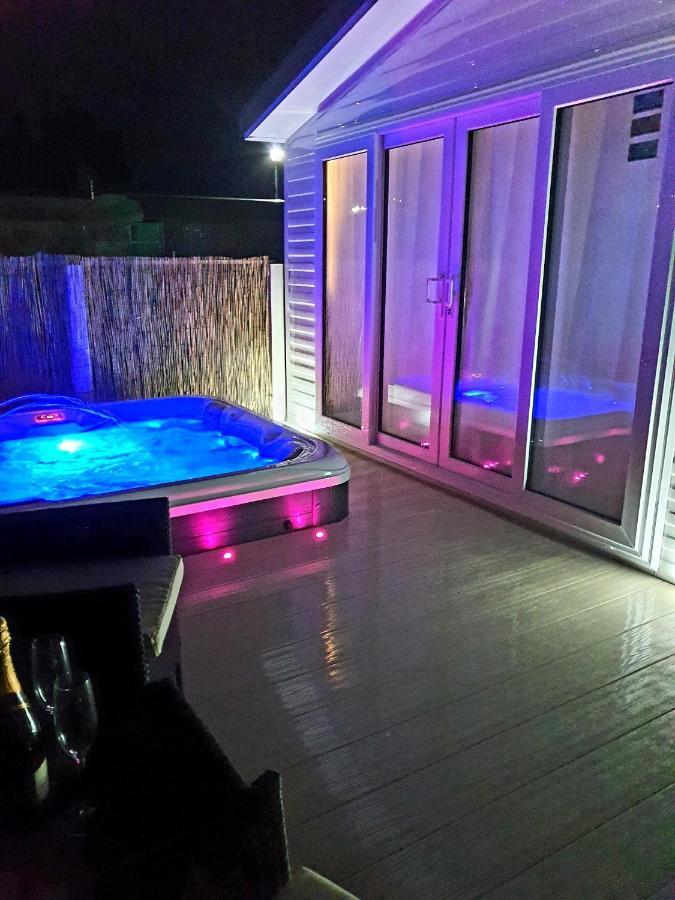 Premium Accommodation With Luxury Hot-Tub And Decking Area, Near Fantasy Island Ingoldmells Dış mekan fotoğraf