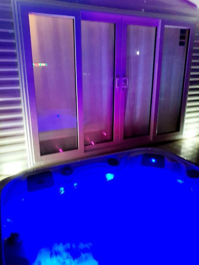 Premium Accommodation With Luxury Hot-Tub And Decking Area, Near Fantasy Island Ingoldmells Dış mekan fotoğraf