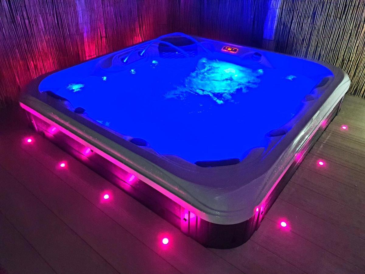Premium Accommodation With Luxury Hot-Tub And Decking Area, Near Fantasy Island Ingoldmells Dış mekan fotoğraf