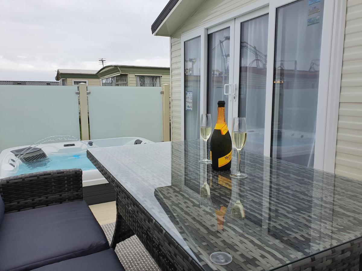 Premium Accommodation With Luxury Hot-Tub And Decking Area, Near Fantasy Island Ingoldmells Dış mekan fotoğraf