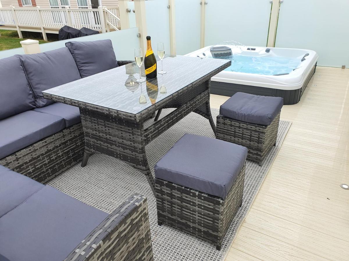 Premium Accommodation With Luxury Hot-Tub And Decking Area, Near Fantasy Island Ingoldmells Dış mekan fotoğraf