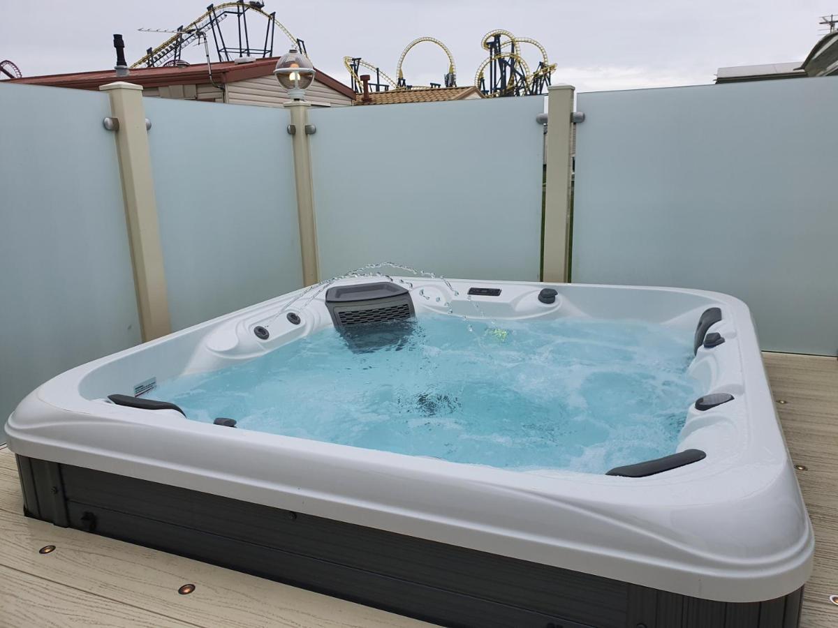 Premium Accommodation With Luxury Hot-Tub And Decking Area, Near Fantasy Island Ingoldmells Dış mekan fotoğraf