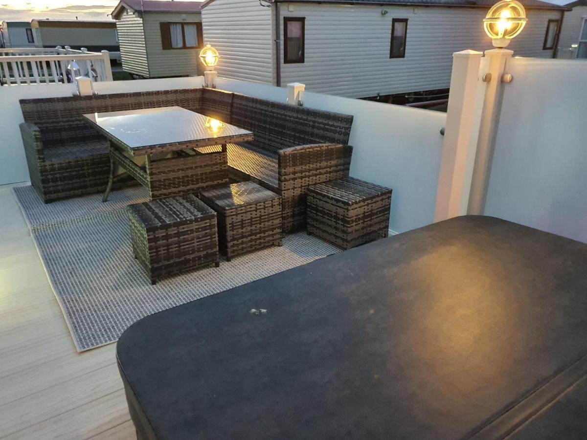 Premium Accommodation With Luxury Hot-Tub And Decking Area, Near Fantasy Island Ingoldmells Dış mekan fotoğraf