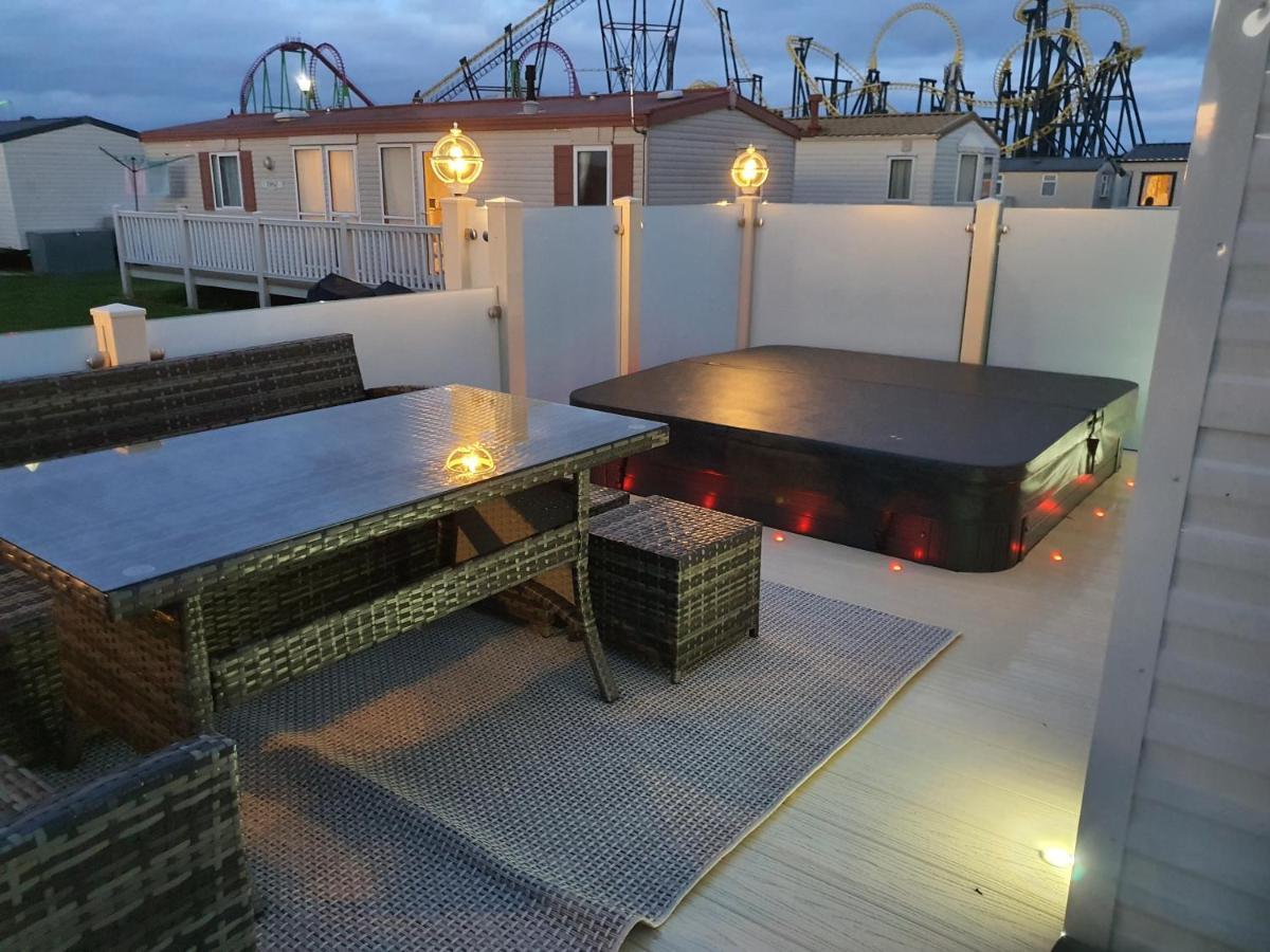 Premium Accommodation With Luxury Hot-Tub And Decking Area, Near Fantasy Island Ingoldmells Dış mekan fotoğraf