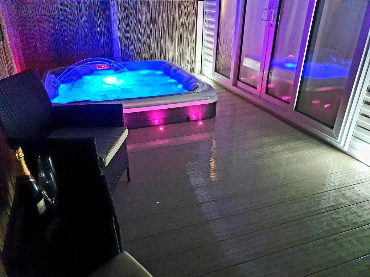 Premium Accommodation With Luxury Hot-Tub And Decking Area, Near Fantasy Island Ingoldmells Dış mekan fotoğraf