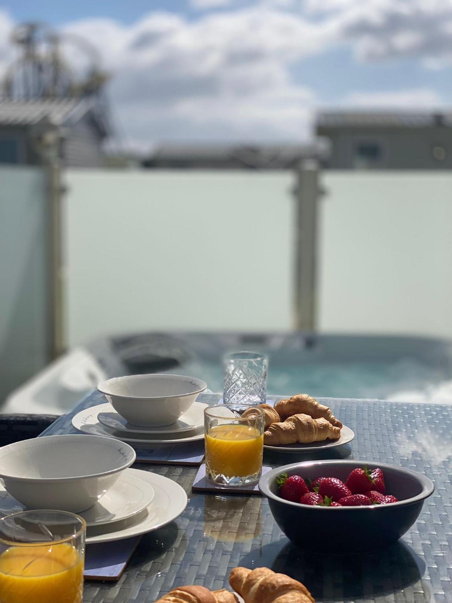 Premium Accommodation With Luxury Hot-Tub And Decking Area, Near Fantasy Island Ingoldmells Dış mekan fotoğraf